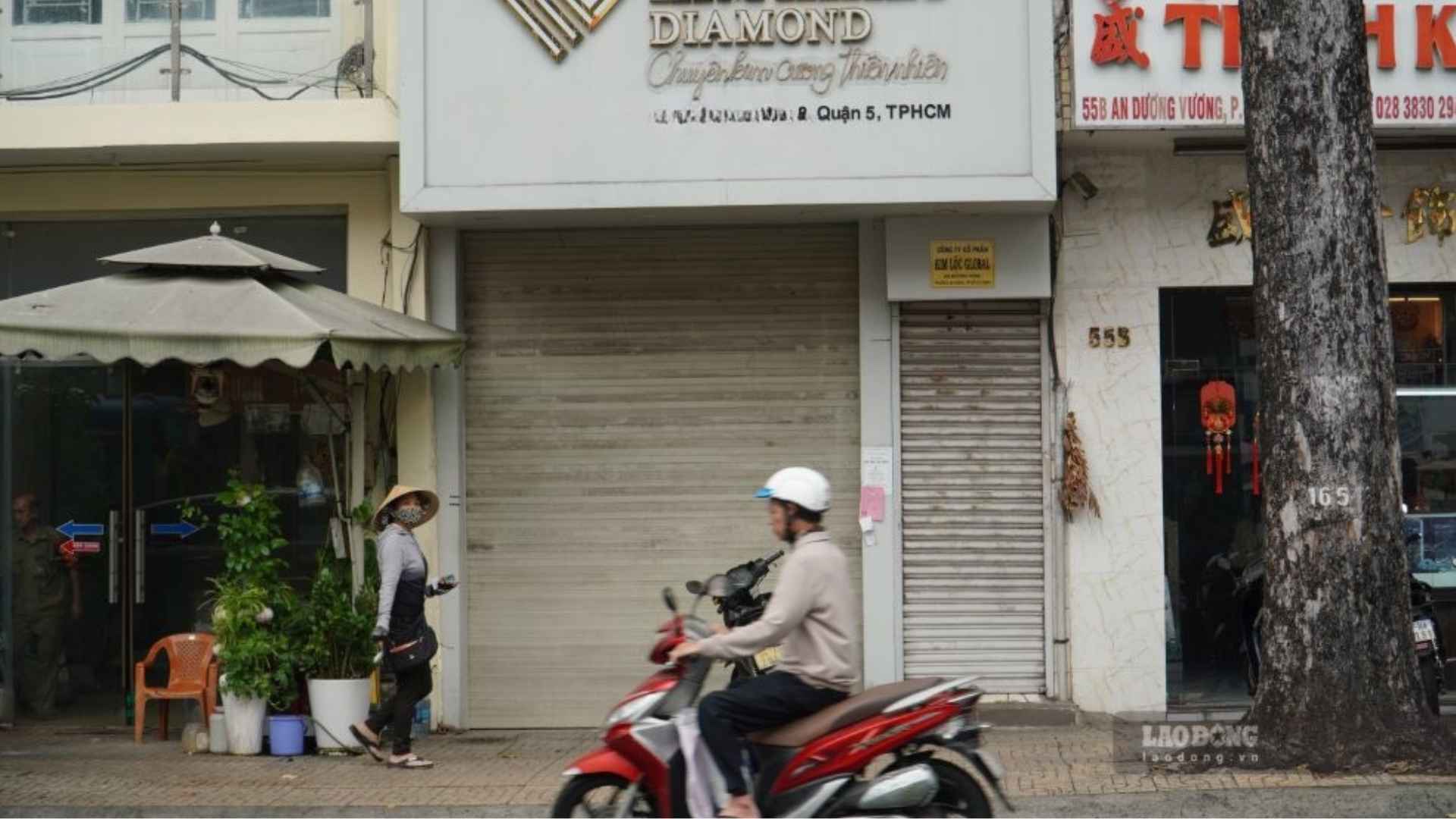 Một cửa hàng kinh doanh kim cương trên đường An Dương Vương đóng cửa trước đó. Ảnh: Hạ Mây
