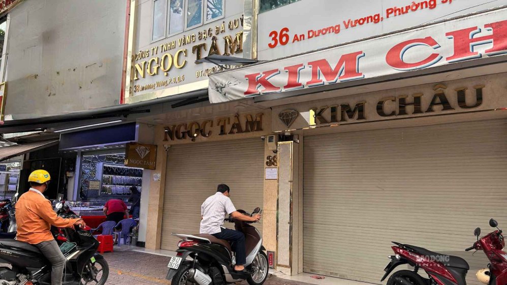 Customers come to transact but have to leave because the store is temporarily closed. Photo: Ha May