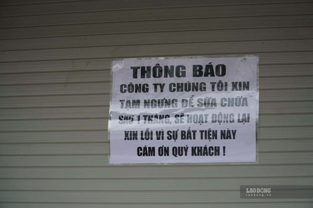Thông báo tạm ngừng hoạt động được dán trước cửa hàng Kim Lý. Ảnh: Hạ Mây