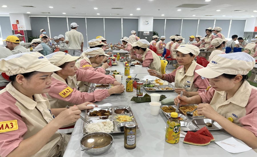Many businesses have included meal allowances in collective labor agreements, bringing benefits and joy to union members and workers similar to when they enjoy Trade Union Meals. Photo: Kieu Vu