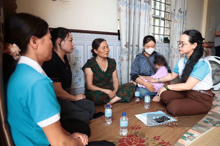 Me Linh Commune Women's Union helps disadvantaged children with disabilities in the "Parental Mother" program.