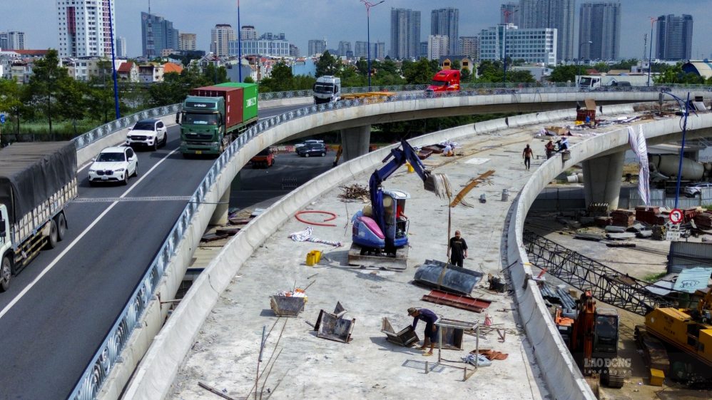 Nhiều đoạn cầu vượt N4 đã hoàn thành phần bê tông mặt cầu. Ảnh: Anh Tú