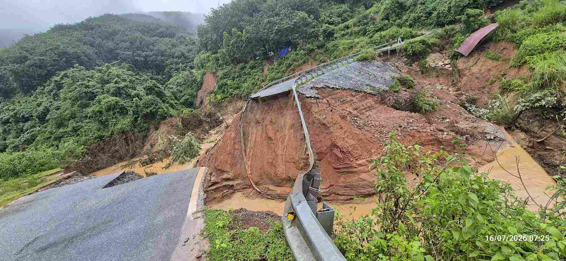 Landslide point completely loses the road surface on National Highway 12. Photo: Lai Chau Police