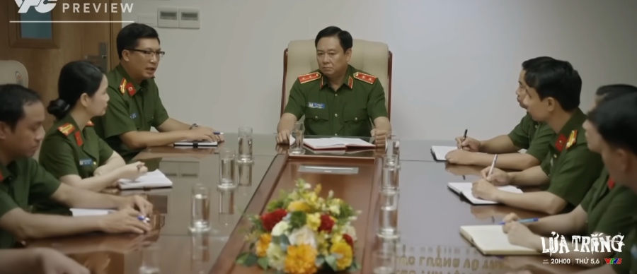 Công an và nhóm tội phạm đang có một cuộc đấu trí căng thẳng tập 9 phim “Lửa trắng“. Ảnh: VFC.