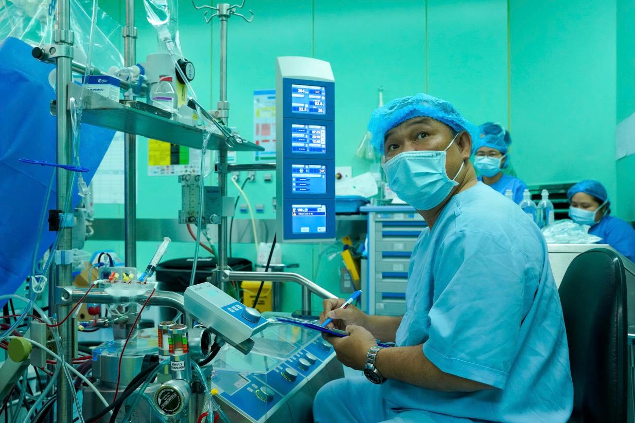 Ê-kíp vận hành hệ thống tuần hoàn ngoài cơ thể (ECMO) kiểm soát nghiêm ngặt từng chỉ số sinh tồn của bệnh nhi suốt quá trình ghép tim. Ảnh: