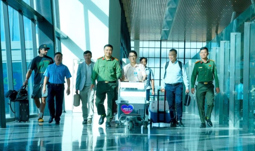 Trái tim hiến nhanh chóng được vận chuyển đến TPHCM. Ảnh:
