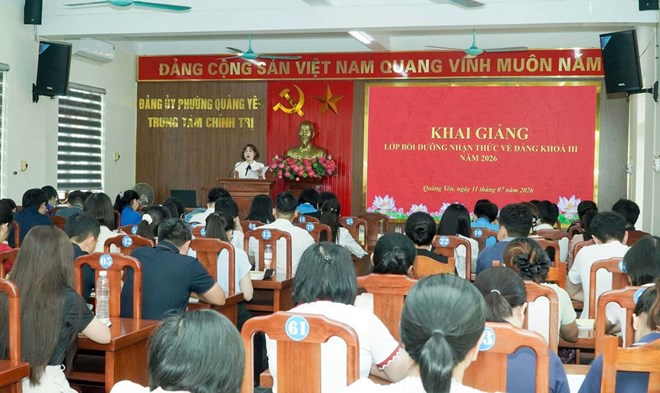 Lớp bồi dưỡng nhận thức về Đảng khóa III năm 2026 do Công đoàn phường Quảng Yên và Công đoàn phường Đông Mai phối hợp với Trung tâm Chính trị Quảng Yên tổ chức. Ảnh: Công đoàn phường Quảng Yên