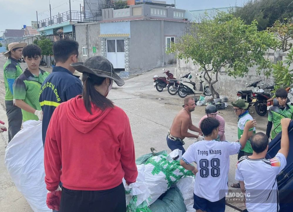Du khách quốc tế tham gia làm sạch bãi biển. Ảnh: Duy Tuấn 