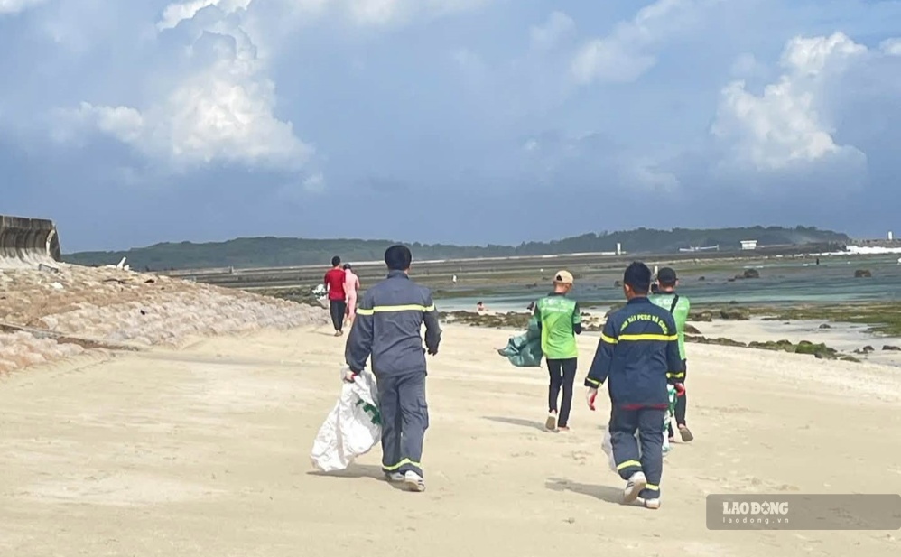 Hoạt động làm sạch biển thể hiện tinh thần trách nhiệm của người dân và du khách tại đảo Phú Quý. Ảnh: Duy Tuấn 