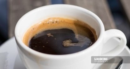 A glass of filtered black coffee, low or sugar-free is the most suitable choice if you want to help control uric acid. Photo: Thu Thuy.