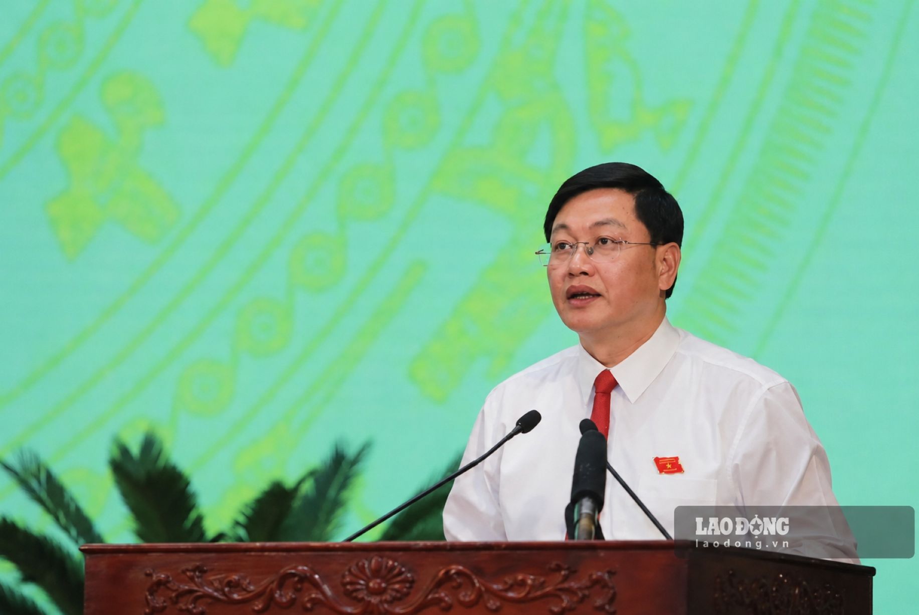 Mr. Mai Xuan Liem - Standing Vice Chairman of Thanh Hoa Provincial People's Committee announced budget revenue and socio-economic results for the first 6 months of the year. Photo: Tran Lam