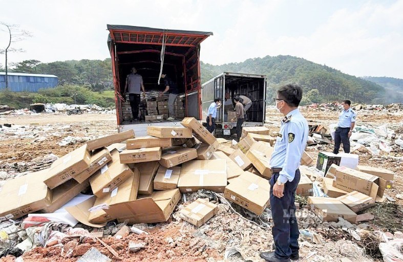 Cơ quan chức năng tiến hành tiêu hủy hàng giả, hàng hóa nhập lậu. Ảnh: Phúc Khánh