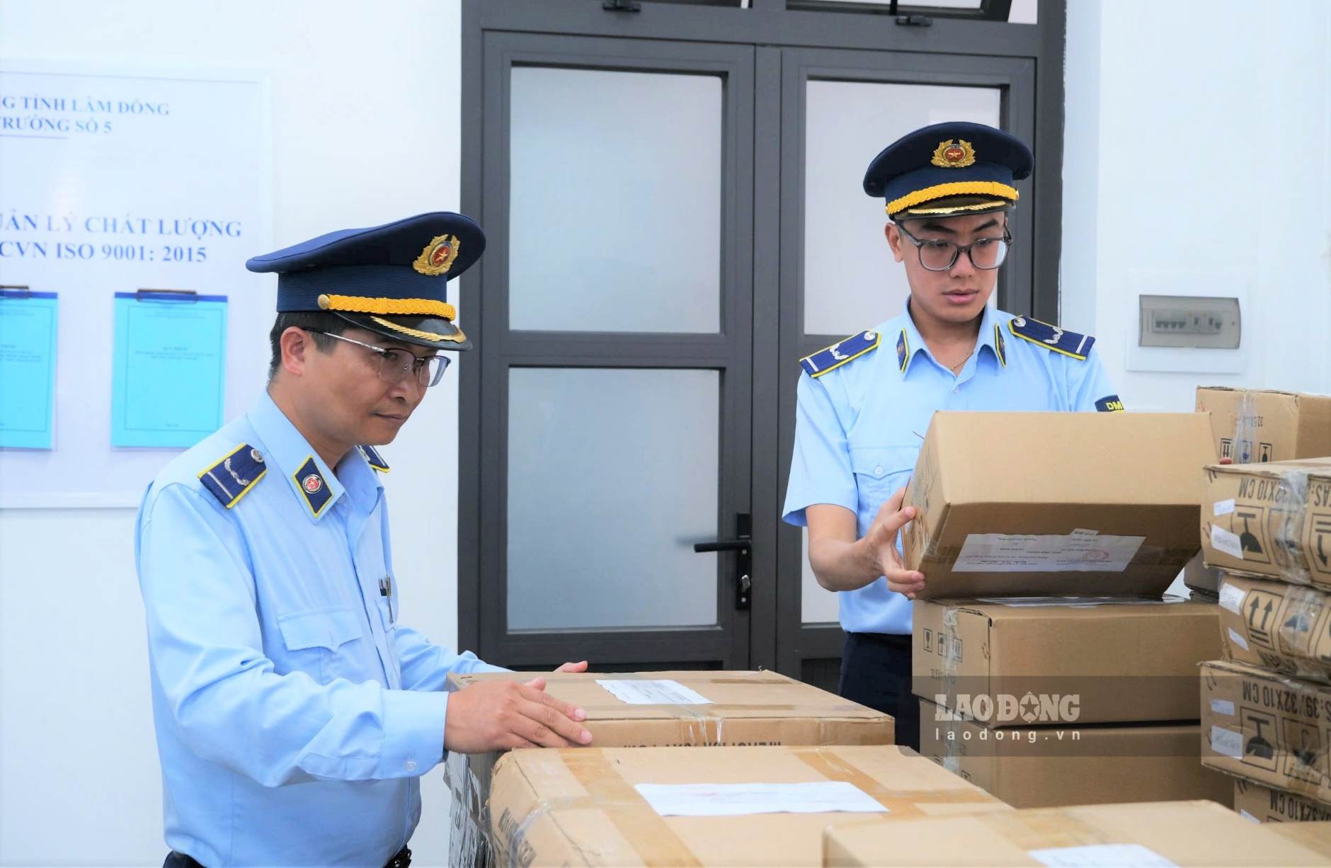 Lực lượng Quảng lý thị trường Lâm Đồng kiểm tra, phòng chống hàng giả, hàng hóa nhập lậu. Ảnh: Phúc Khánh