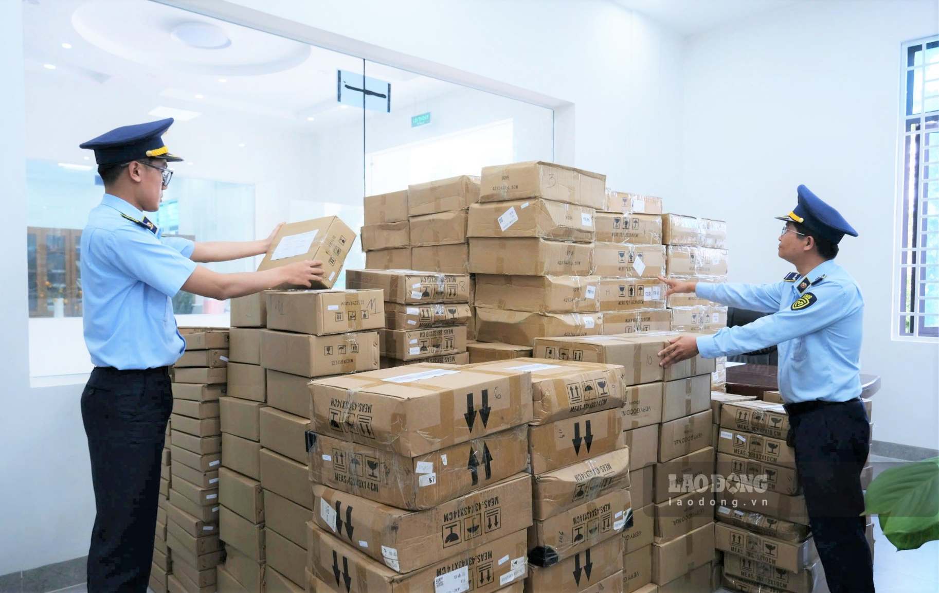 Lam Dong Provincial Market Management Force strengthens inspection and handling of counterfeit and smuggled goods in cyberspace. Photo: Phuc Khanh
