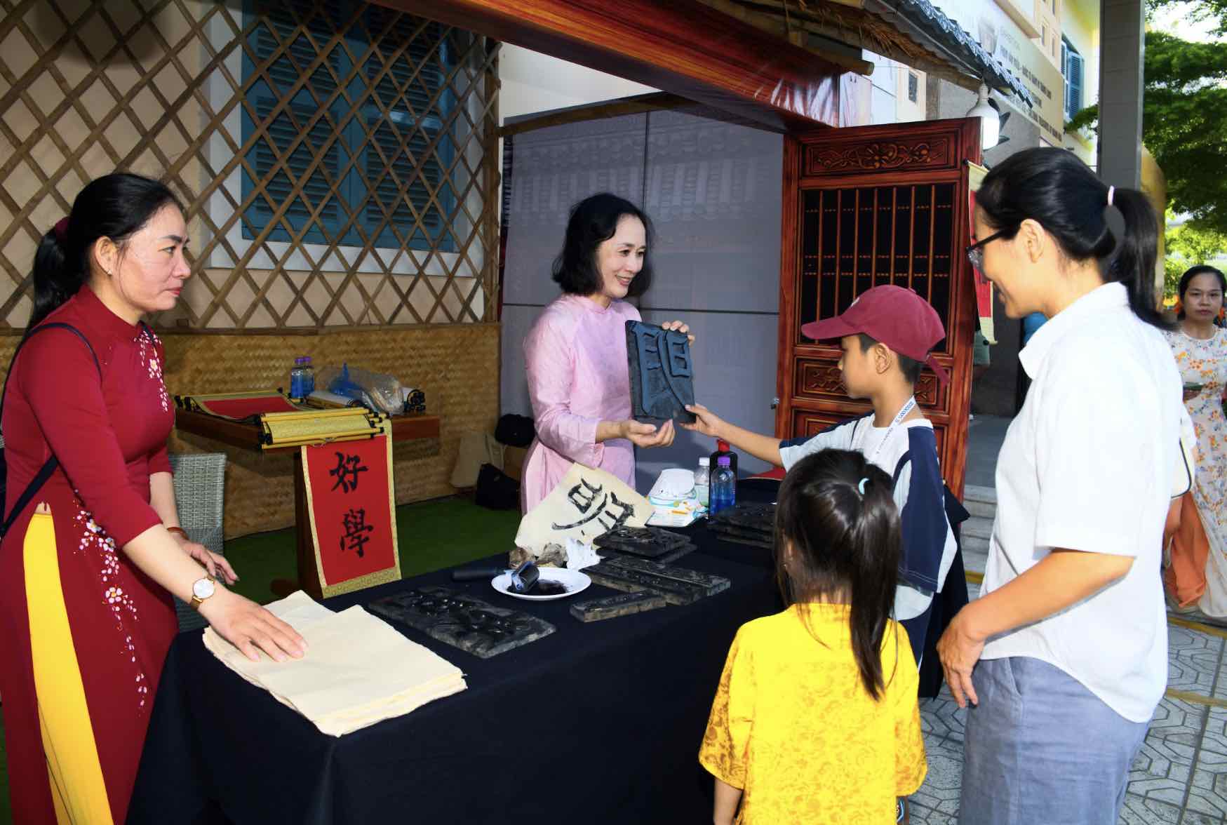 Người dân, du khách trải nghiệm in mộc bản chữ Hán cổ. Ảnh: Bảo tàng tỉnh Khánh Hòa cung cấp