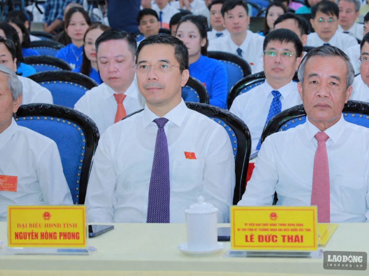 Ông Lê Đức Thái - Bí thư Tỉnh ủy, Trưởng đoàn ĐBQH tỉnh Thanh Hóa (phải) và ông Nguyễn Hồng Phong - Chủ tịch HĐND tỉnh Thanh Hóa tại phiên họp. Ảnh: Trần lâm