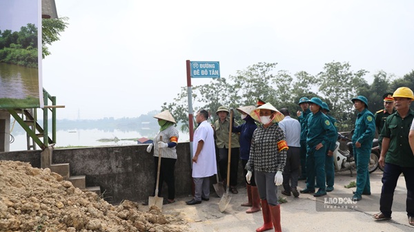 Hanoi drills to respond to rising water in the Cong and Cau rivers. Photo: Trung Nguyen