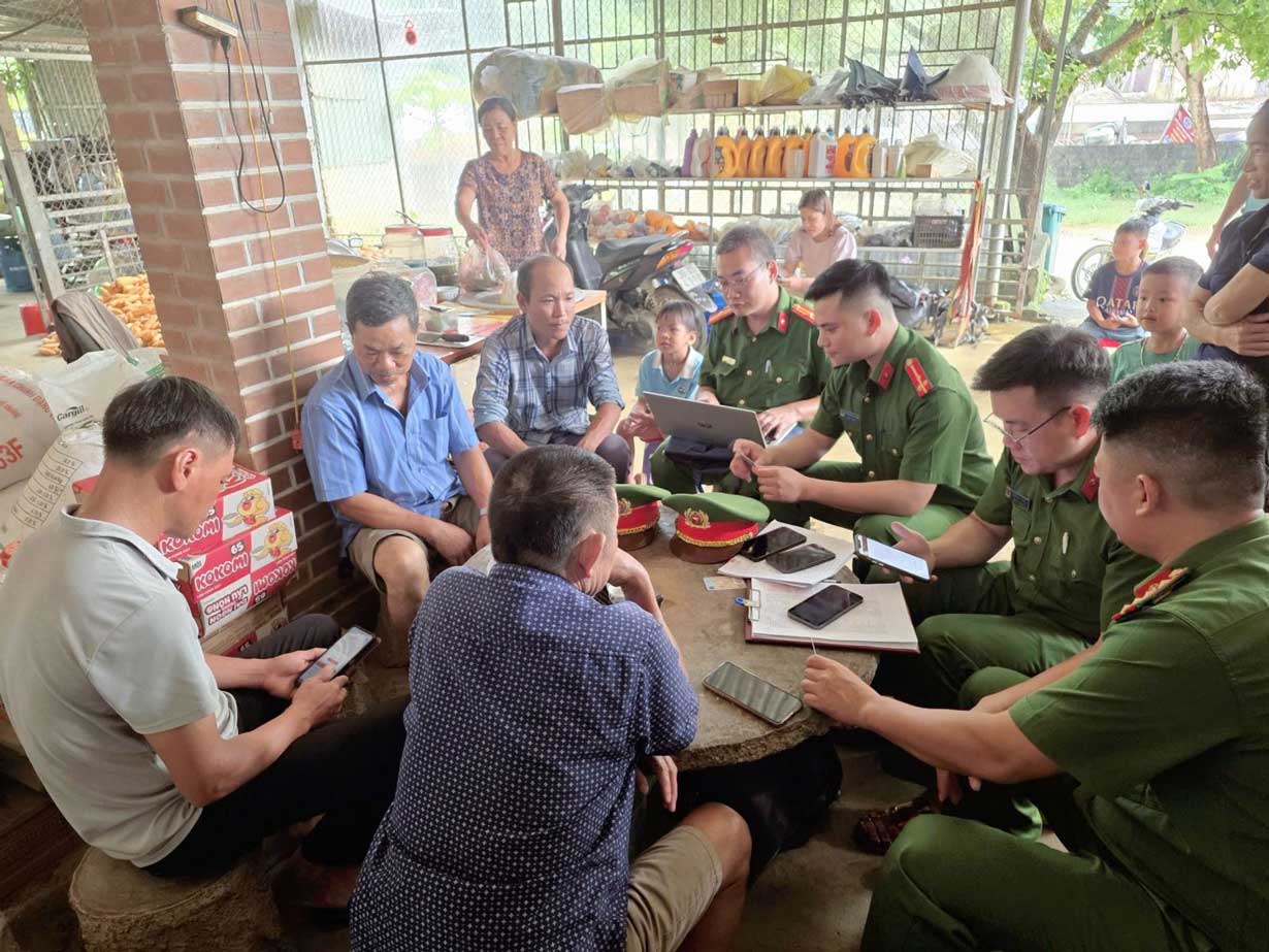 Cán bộ, chiến sĩ Công an phối hợp tuyên truyền, hỗ trợ người dân tiếp cận các tiện ích chuyển đổi số. Ảnh: Công an Phú Thọ