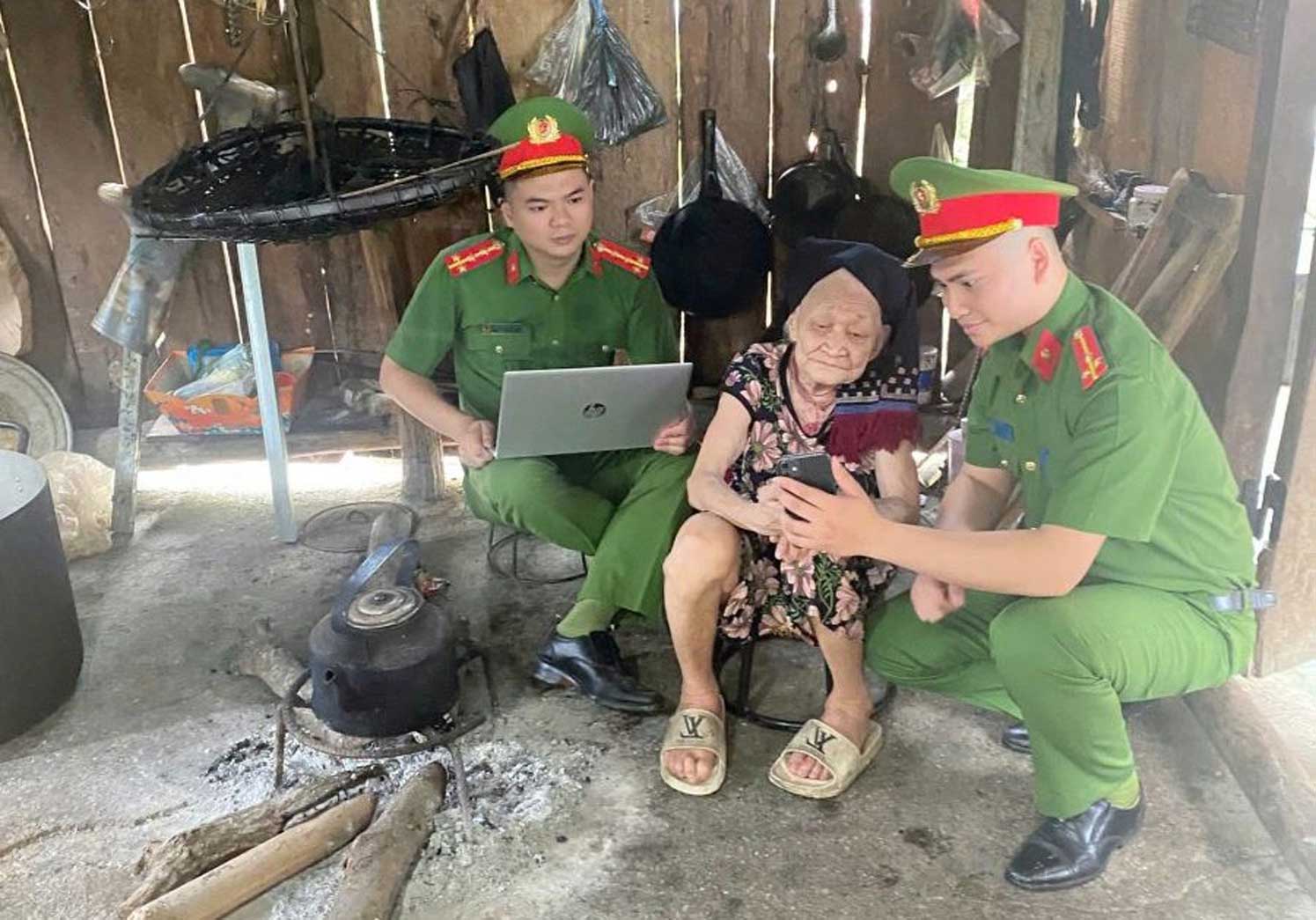 Phu Tho Provincial Police officers come to the home to support the elderly in activating electronic identification accounts. Photo: Phu Tho Police