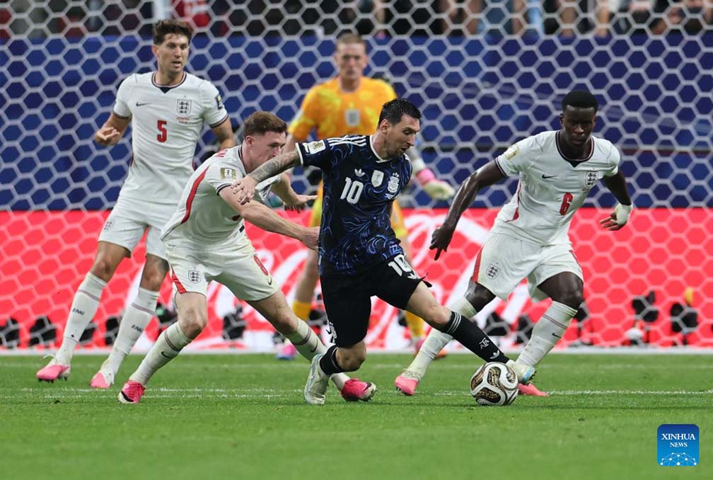 Dù Thomas Tuchel thay nhiều hậu vệ vào sân, tuyển Anh vẫn để Argentina thoải mái chơi bóng. Ảnh: Xinhua