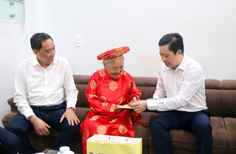 Đoàn công tác thăm hỏi, tặng quà Mẹ Việt Nam Anh hùng Lý Seo Say tại phường Cam Đường. Ảnh: Cổng thông tin Lào Cai