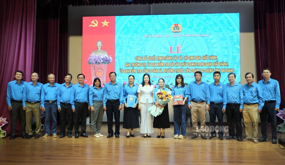 Công bố và trao Quyết định thành lập Công đoàn phường Long Xuyên, trực thuộc LĐLĐ tỉnh An Giang. Ảnh: Nguyên Anh