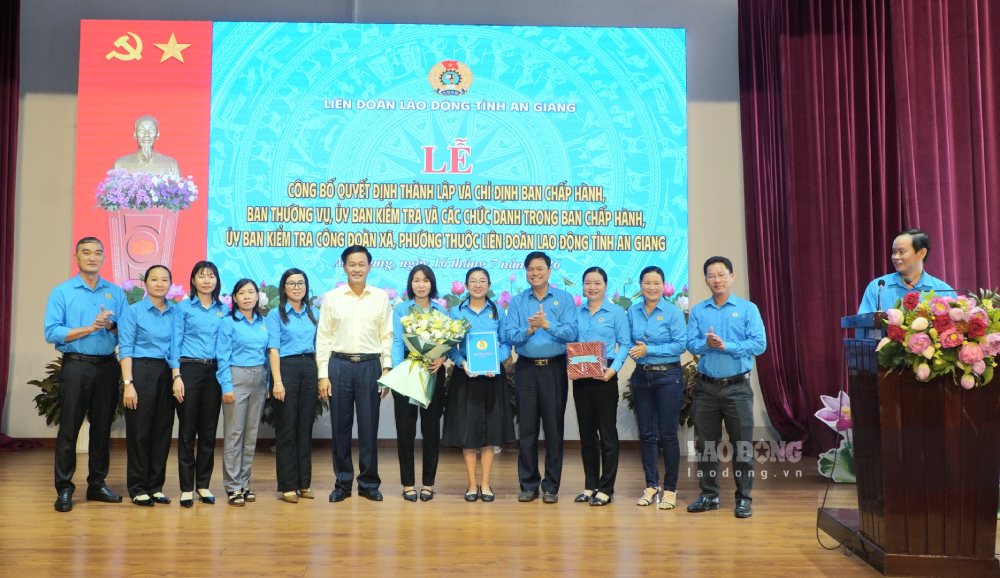 Announcing and awarding the Decision to establish the Trade Union of My Thoi Ward, directly under the An Giang Provincial Labor Federation. Photo: Nguyen Anh