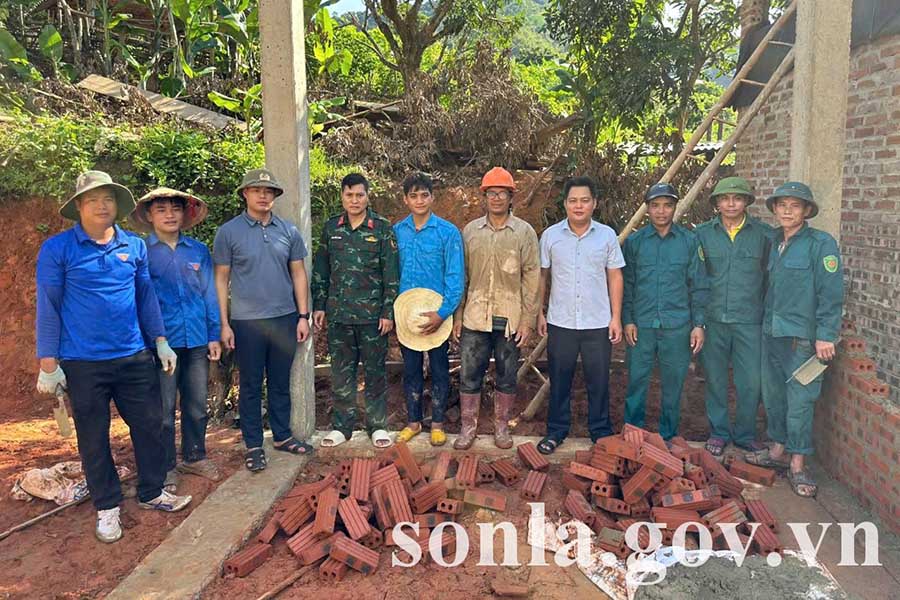 Ra quân xây nhà cho 2 hộ dân ở xã Bó Sinh, tỉnh Sơn La. Ảnh: Cổng TTĐT tỉnh Sơn La