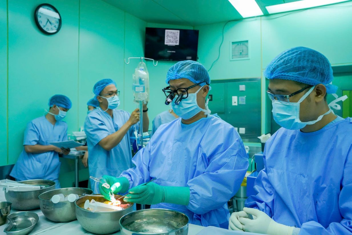 Bringing donated hearts from Hanoi to Ho Chi Minh City to save a 15-year-old patient. Photo: Provided by Ho Chi Minh City University Medical Center Hospital