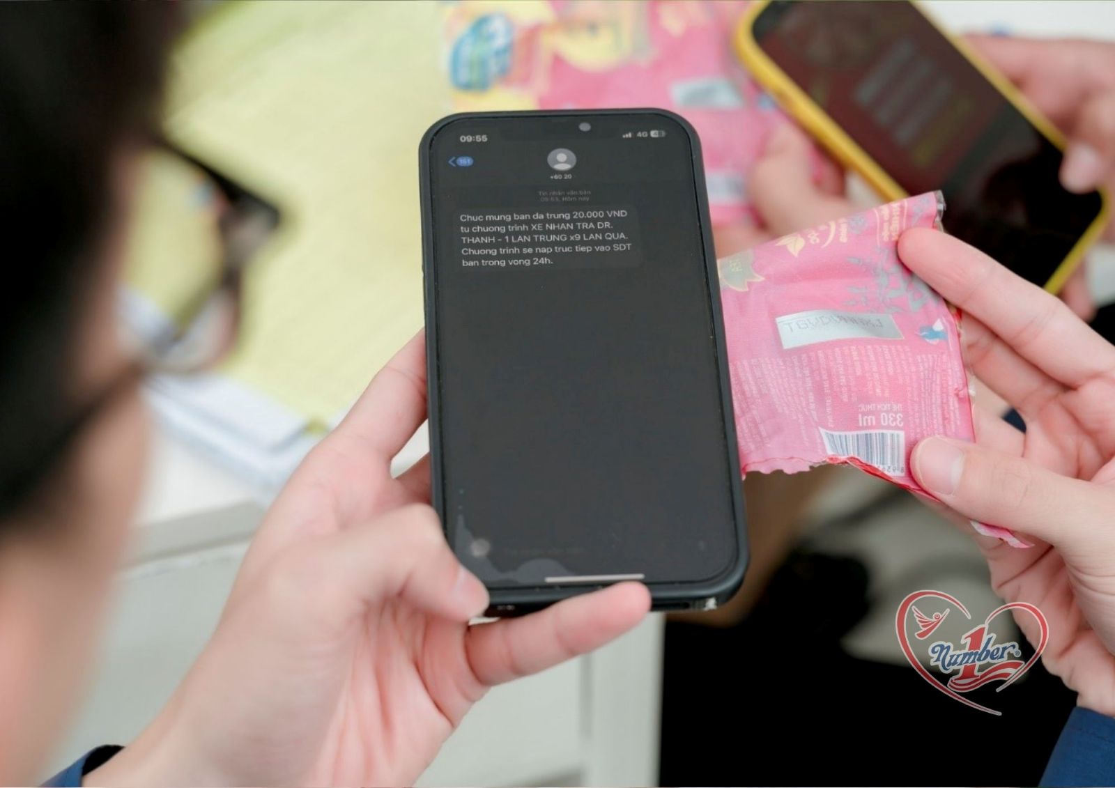 Giá trị của phần thưởng không chỉ nằm ở các thẻ nạp điện thoại được trao khi uống Trà Dr Thanh, Trà Xanh Không Độ hay Number 1, mà còn ở việc nó xuất hiện đúng vào thời điểm cần nhất. Ảnh: Tân Hiệp Phát