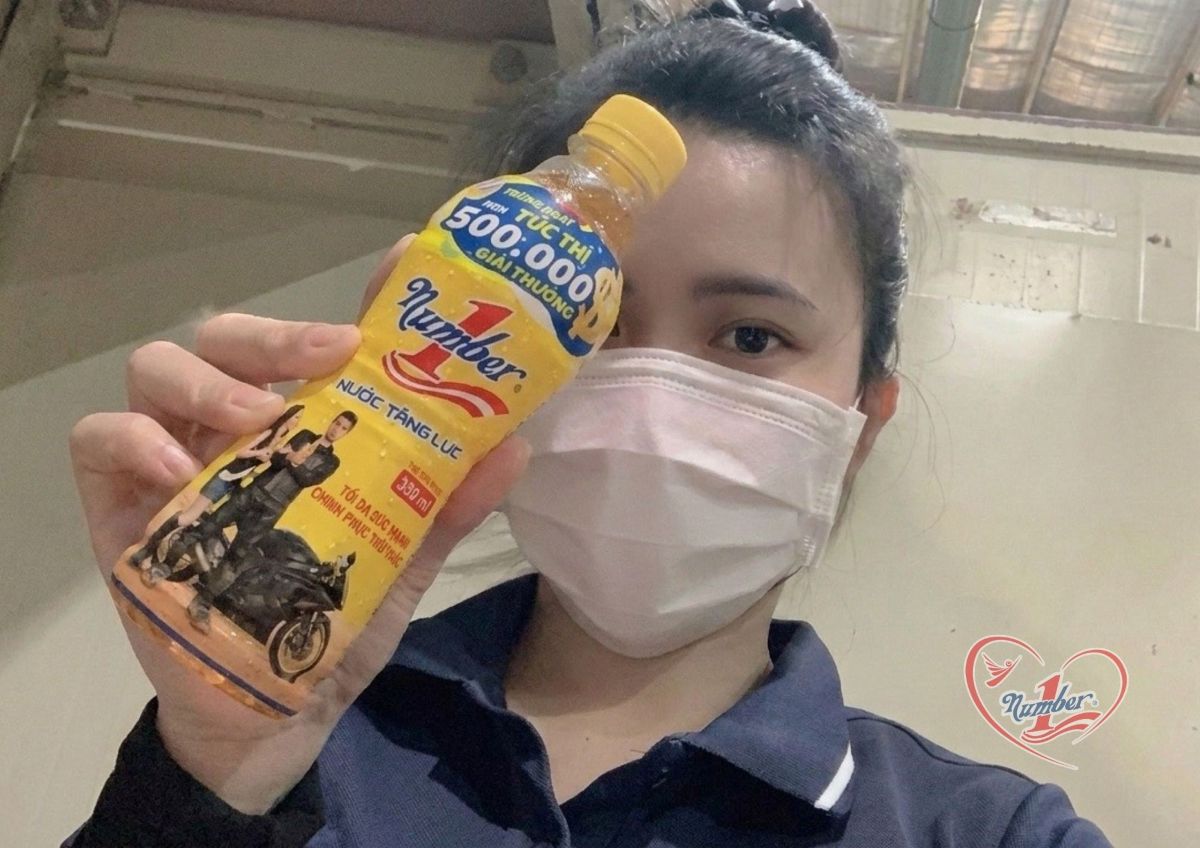 Chị Trần Thị Mỹ Lệ, một công nhân làm gỗ tại Đồng Nai trở thành khách hàng đầu tiên trong hè năm nay may mắn trúng giải Đặc biệt trị giá 100 triệu đồng tiền mặt nhờ tiếp năng lượng mỗi ngày với Number 1. Ảnh: Tân Hiệp Phát