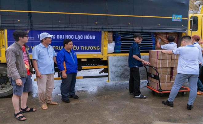 Anh Đặng Đại Hùng (thứ 3 từ trái sang) - Chủ tịch Công đoàn Trường Đại học Lạc Hồng - tham gia cứu trợ nhu yếu phẩm cho nhân dân tỉnh Đắk Lắk bị bão lũ. Ảnh: Nhân vật cung cấp