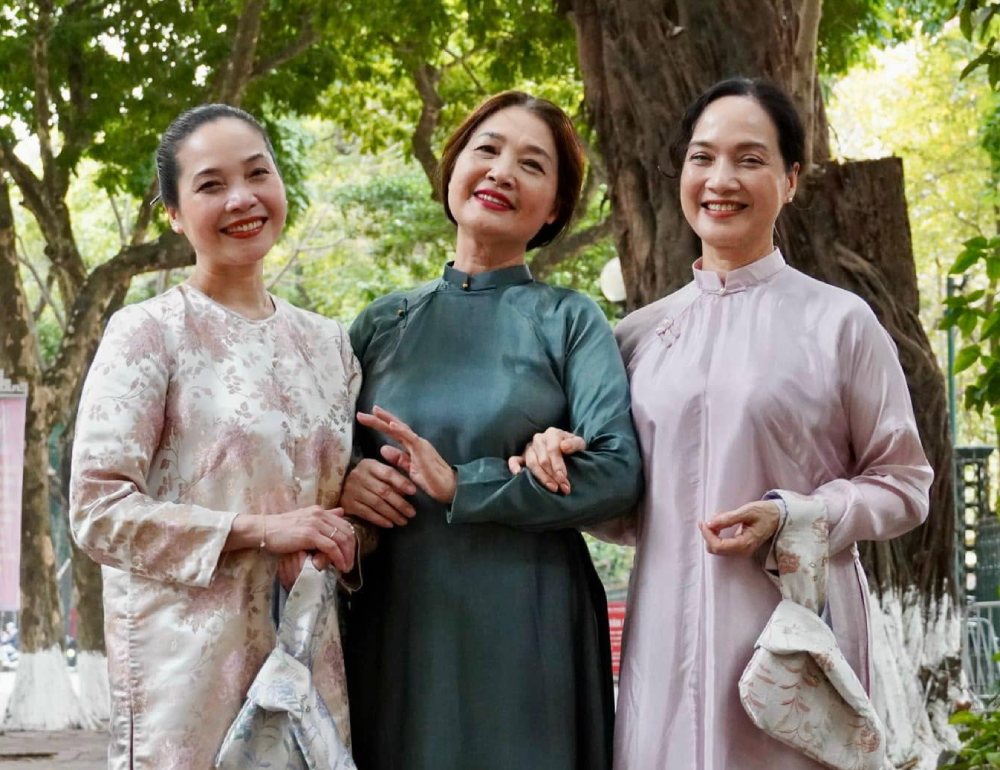 Lê Vi chia sẻ, chị và gia đình rất yêu thích mặc áo dài. Năm 2018-2019 đã mượn áo dài suông, may truyền thống của đoàn kịch NSND Trần Lực để mặc chụp ảnh. Ảnh: NVCC