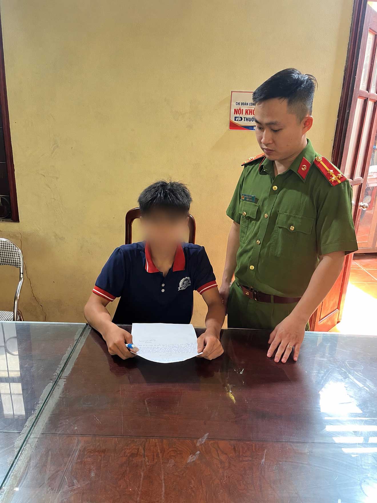 Cán bộ Công an xã Nhất Hòa gặp gỡ, tuyên truyền trực tiếp cho thanh thiếu niên về kỹ năng phòng ngừa lừa đảo tuyển dụng và mua bán người. Ảnh: Công an Lạng Sơn