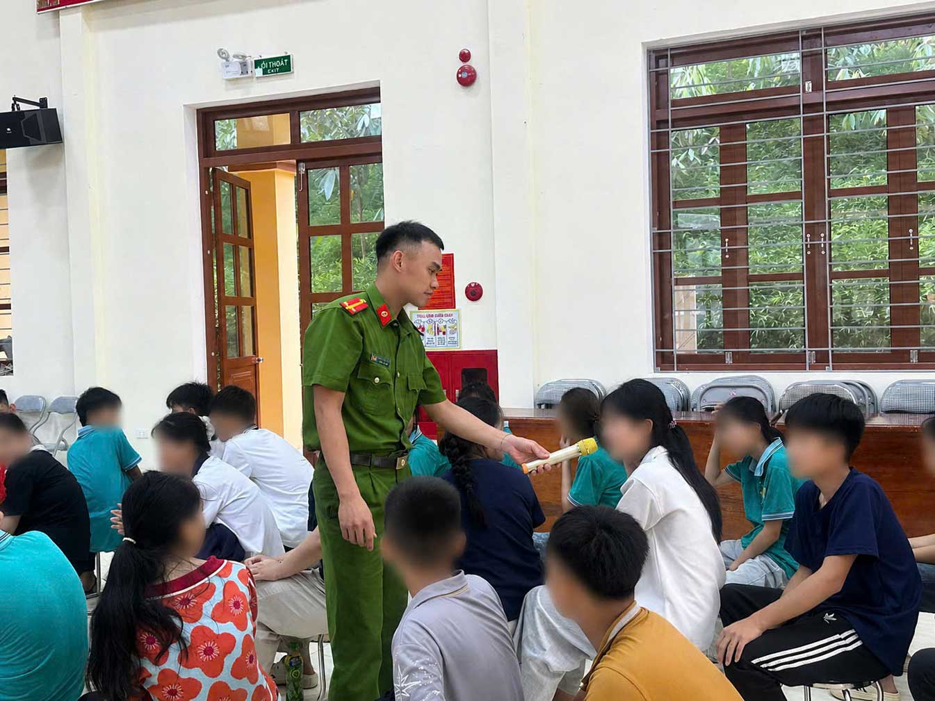 Nhat Hoa Commune Police propagate legal knowledge, improve crime prevention skills for youth in the area. Photo: Lang Son Police