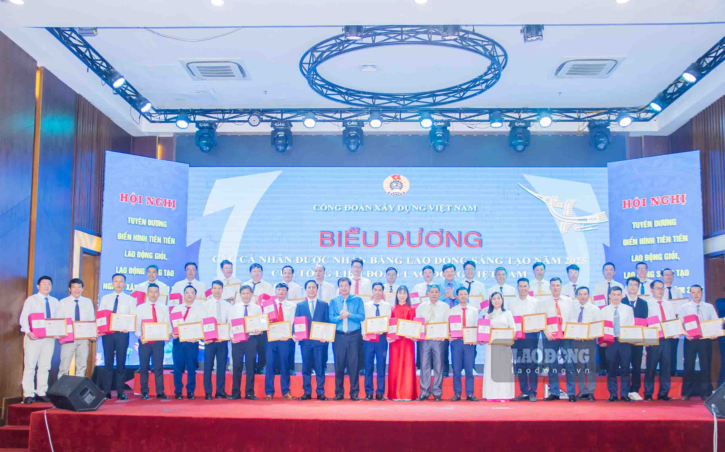 Vietnam Construction Trade Union commends typical individuals in the movement of good labor, creative labor. Photo: Duy Chuong