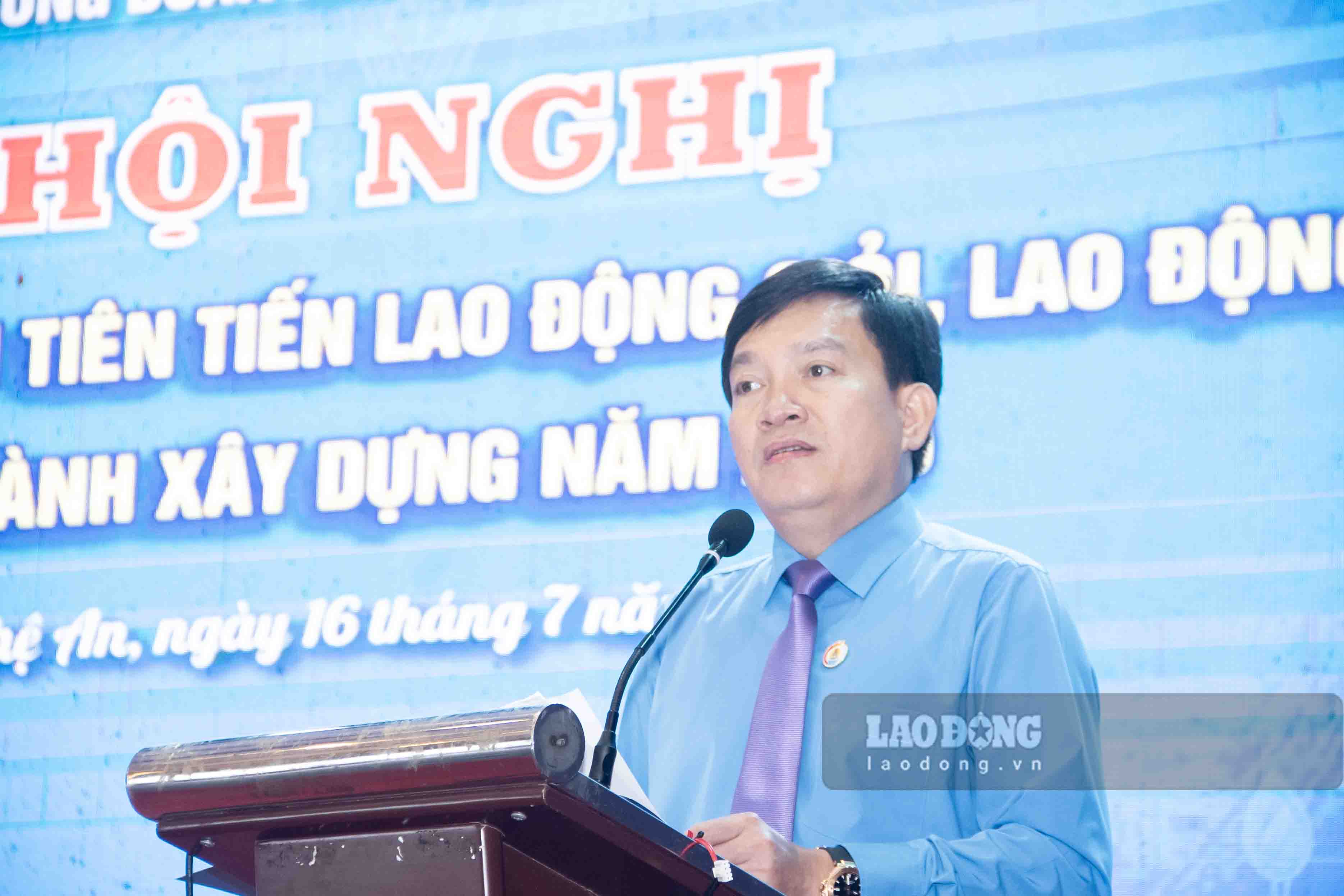 Phó Chủ tịch Tổng Liên đoàn Lao động Việt Nam Nguyễn Xuân Hùng phát biểu tại hội nghị. Ảnh: Duy Chương