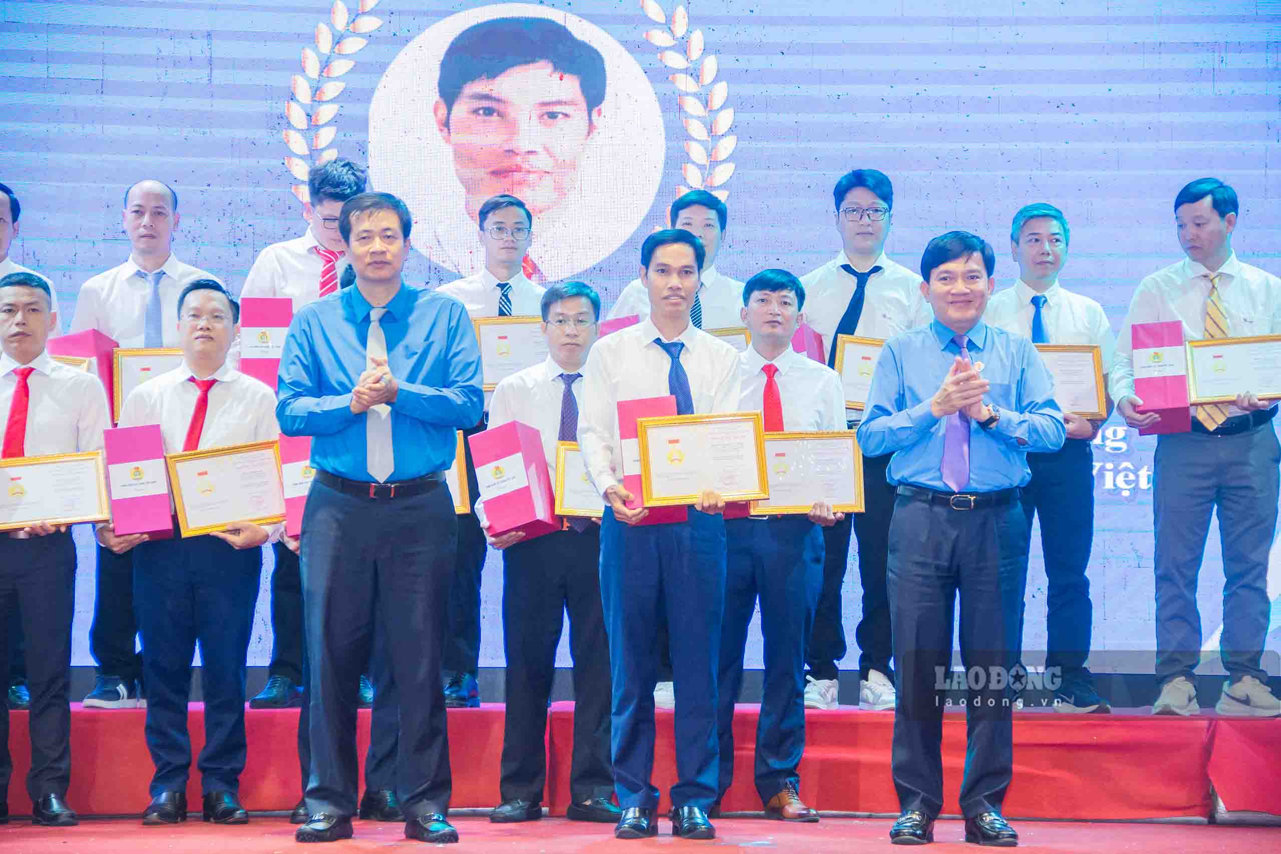 Lãnh đạo Tổng Liên đoàn Lao động Việt Nam trao bằng khen cho các cá nhân. Ảnh: Duy Chương