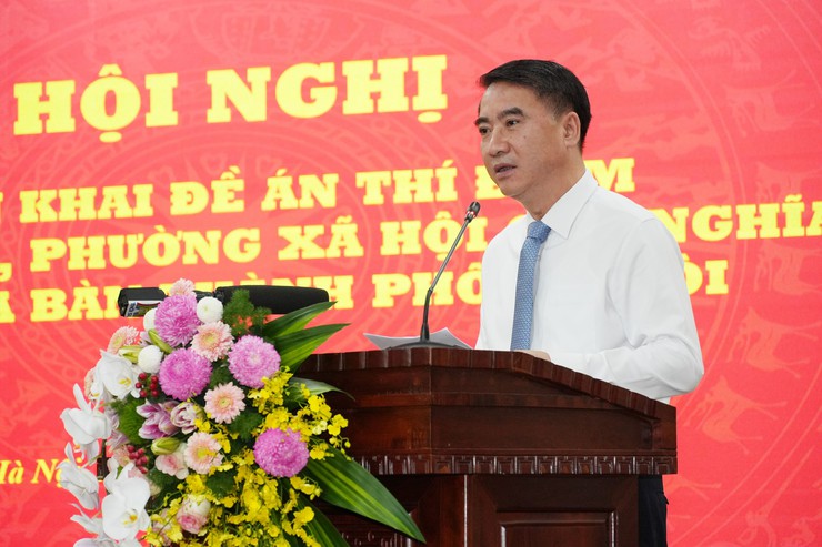 Phó Chủ tịch UBND Thành phố Nguyễn Xuân Lưu đã trình bày tóm tắt Đề án Thí điểm mô hình “xã, phường xã hội chủ nghĩa” trên địa bàn thành phố Hà Nội. Ảnh: Cổng thông tin điện tử TP Hà Nội
