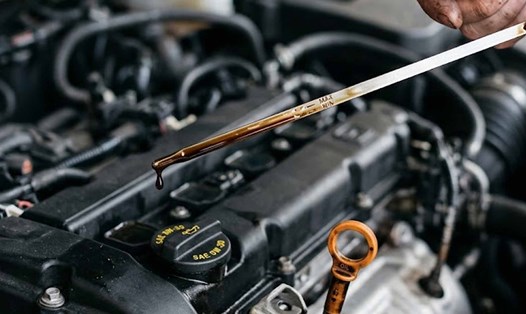 Nhiều người lo thiếu dầu nhớt nhưng không biết việc đổ quá nhiều cũng có thể làm giảm áp suất bôi trơn, gây hư hỏng động cơ. Ảnh có hỗ trợ bởi AI: Cát Tiên