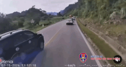 Conductor de coche oficial que adelantó imprudentemente en Sơn La multado. Foto: Departamento de Policía de Tráfico