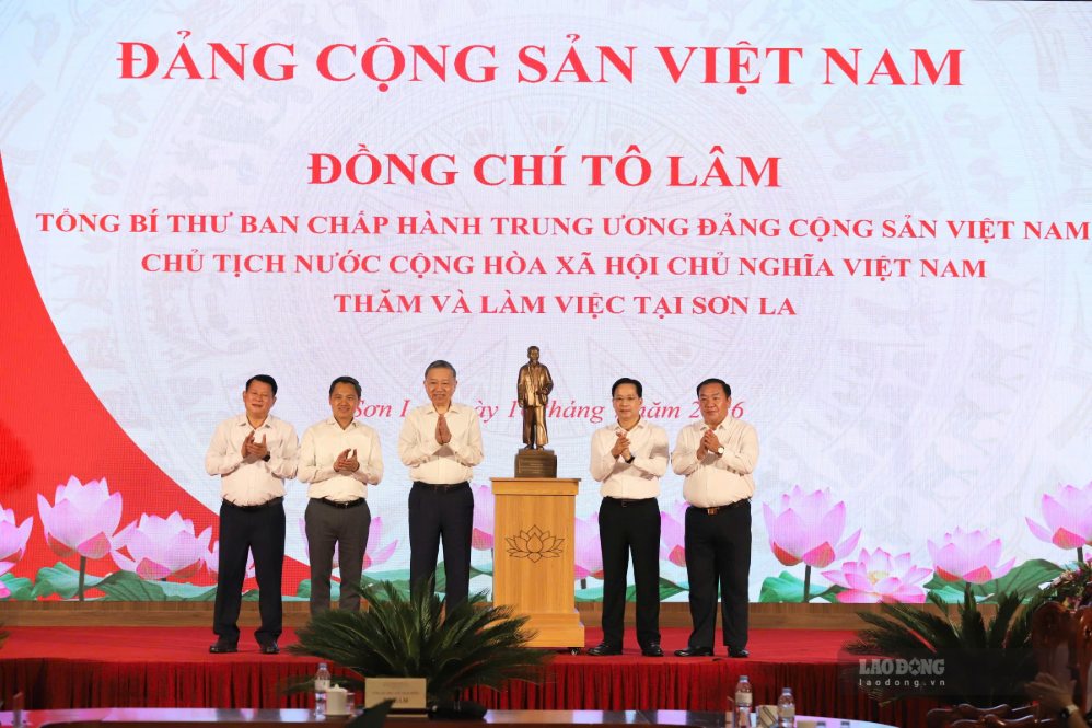 Đồng chí Tổng Bí thư, Chủ tịch nước Tô Lâm trao tặng tượng Chủ tịch Hồ Chí Minh cho tỉnh Sơn La. Ảnh: Trấn Long