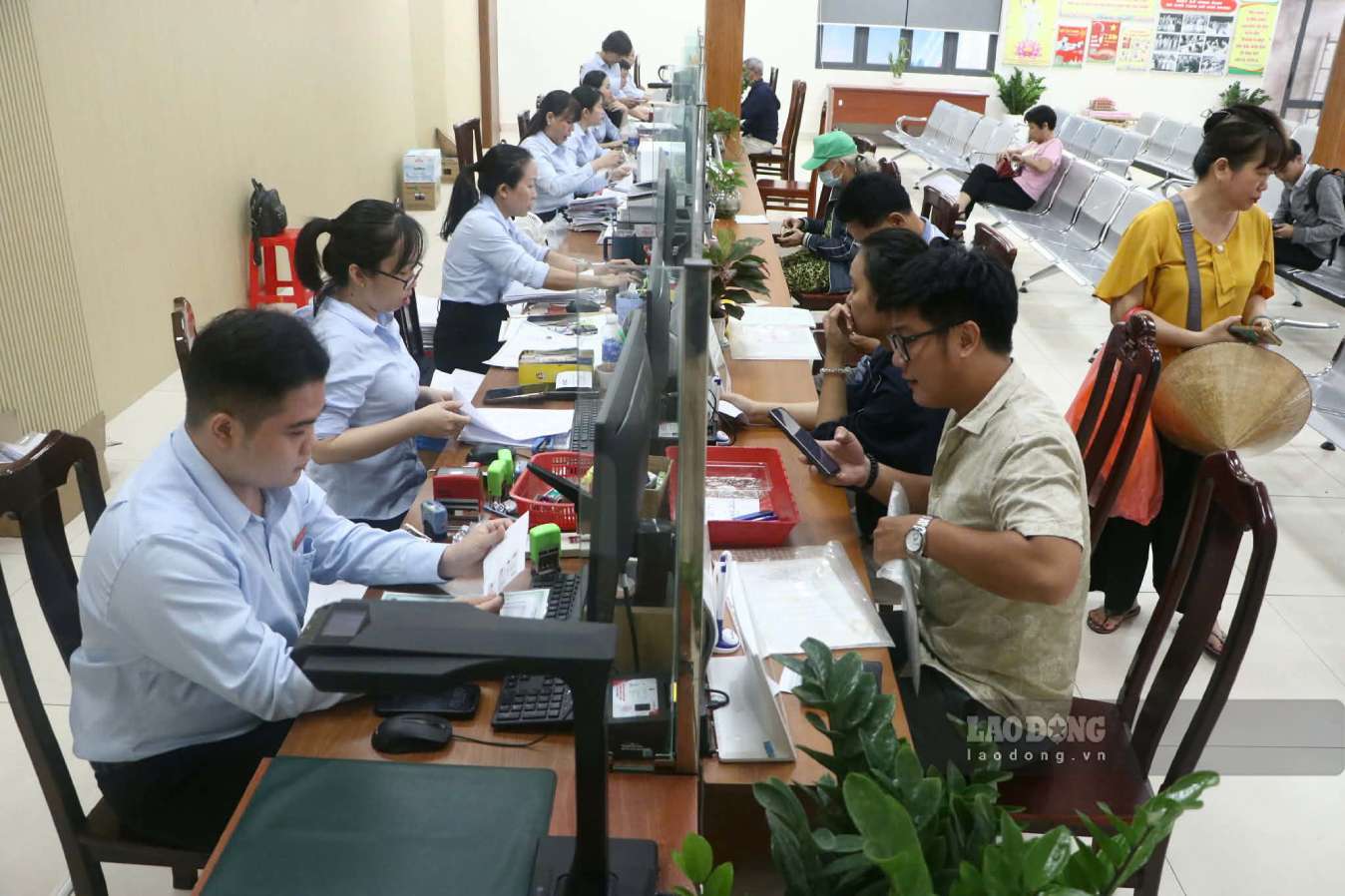 Binh Hung commune applies AI technology in digital transformation activities. Photo: Thai Bao