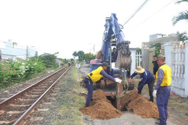 Functional forces barricade dangerous points on the North - South railway line (section through Binh Kien ward, Dak Lak province). Photo: Police provided