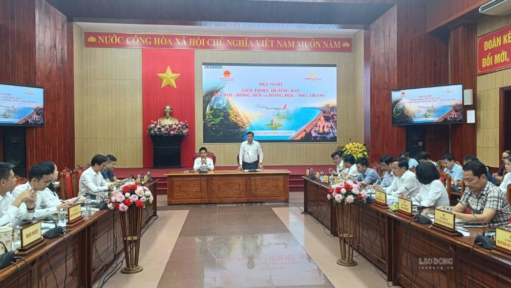 El Comité Popular Provincial de Quang Tri organiza una conferencia para presentar las rutas aéreas Dong Hoi - Hanoi y Dong Hoi - Cam Ranh. Foto: Thanh Trung