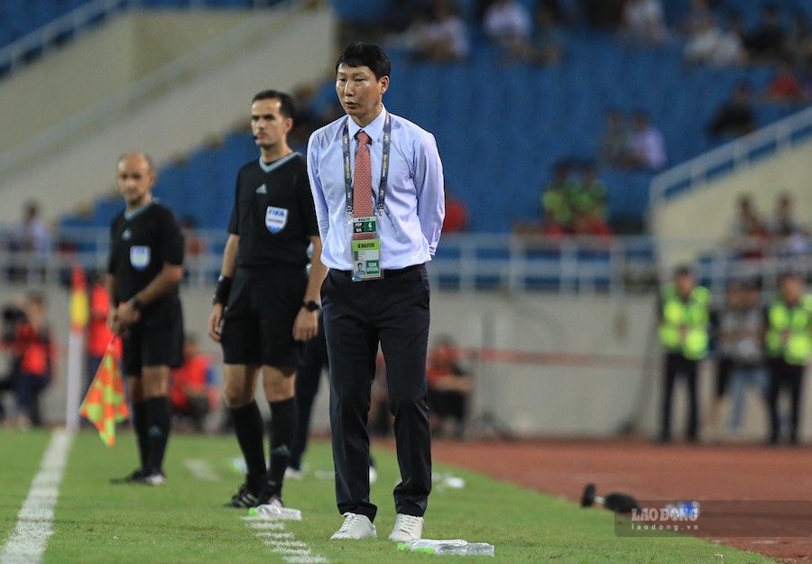 Huấn luyện viên Kim Sang-sik trong trận ra mắt tuyển Việt Nam tại sân Mỹ Đình cách đây 2 năm. Ảnh: Minh Dân