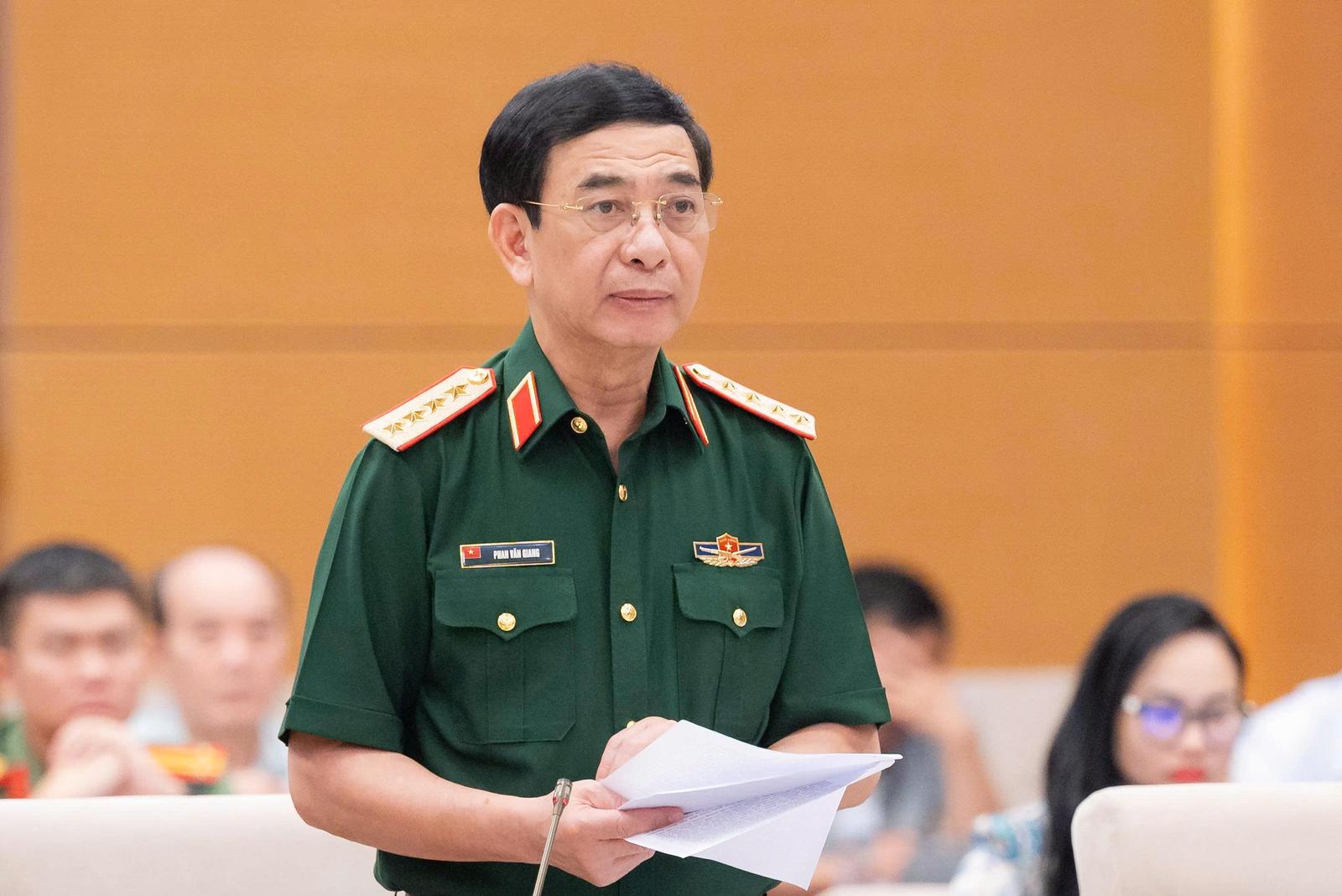 Según el General Phan Văn Giang - Miembro del Buró Político, Viceprimer Ministro del Gobierno, Ministro de Defensa Nacional, el proyecto de Ley de Prevención y Control de la Proliferación de Armas de Destrucción Masiva consta de 4 capítulos y 37 artículos. Foto: Quochoi. vn