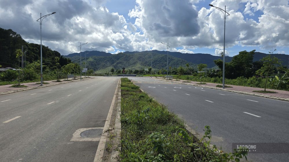 Tuyến đường động lực đã được địa phương xây dựng từ trước, sẵn sàng khới nối với dự án. Ảnh: Tân Văn