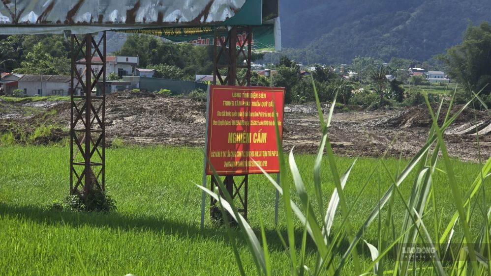 Một số vị trí các công nhân đang tiến hành san gạt, tạo mặt bằng thi công dự án. Ảnh: Tân Văn