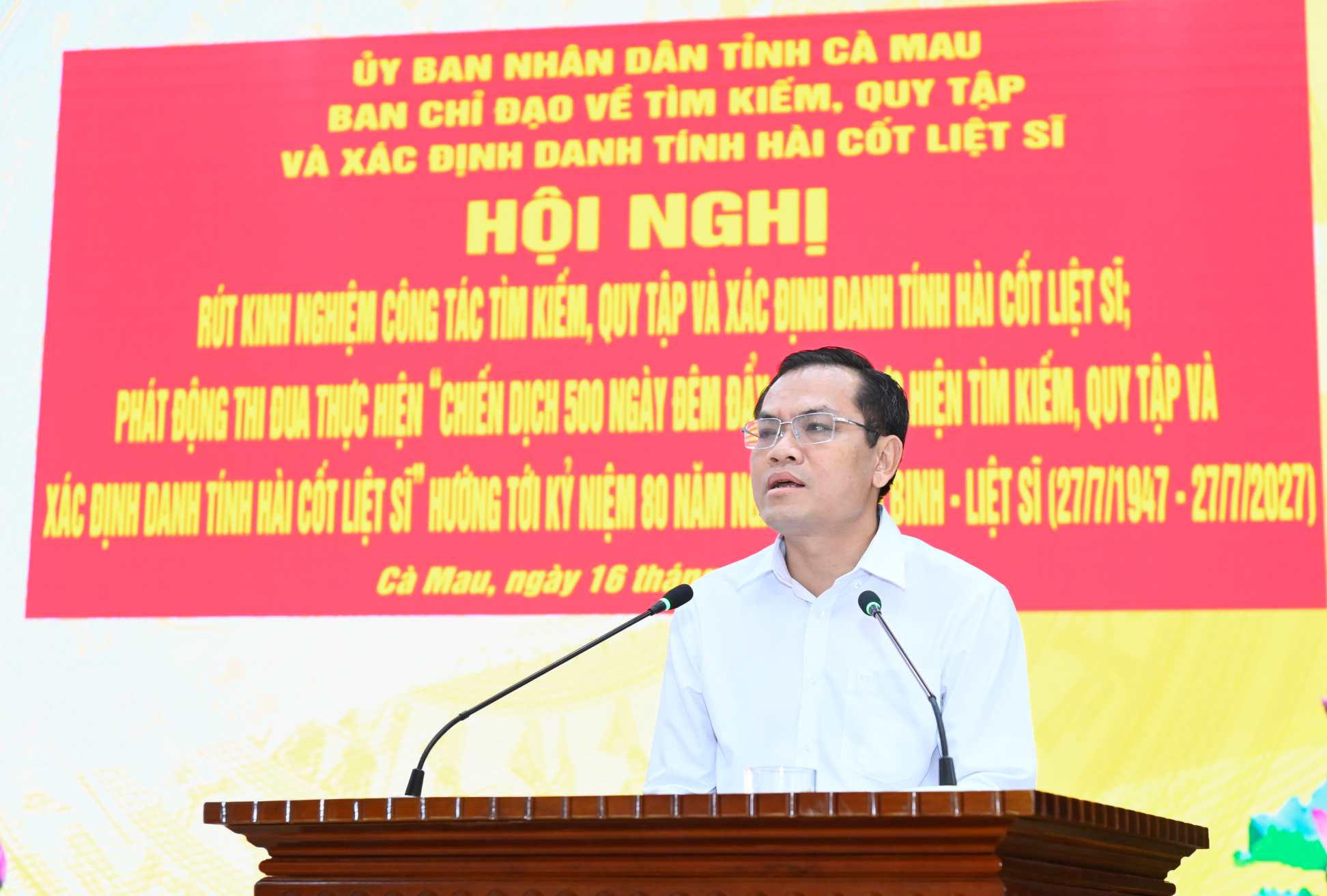 Phó Chủ tịch UBND tỉnh Cà Mau Ngô Vũ Thăng phát động phong trào thi đua thực hiện Chiến dịch 500 ngày đêm xác định danh tính liệt sĩ. Ảnh: Văn Đông (Bộ CHQS Cà Mau).
